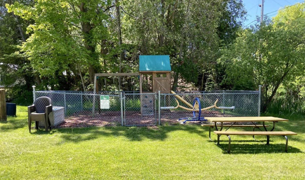 Betsie Riverside Resort Benzonia Экстерьер фото