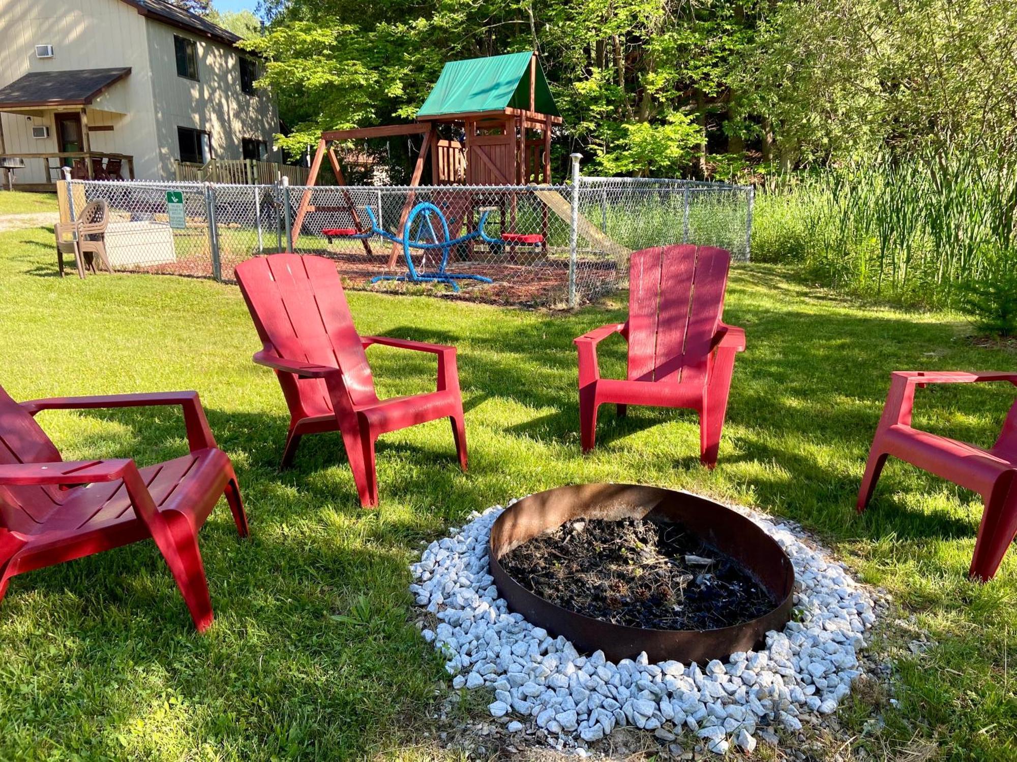 Betsie Riverside Resort Benzonia Экстерьер фото